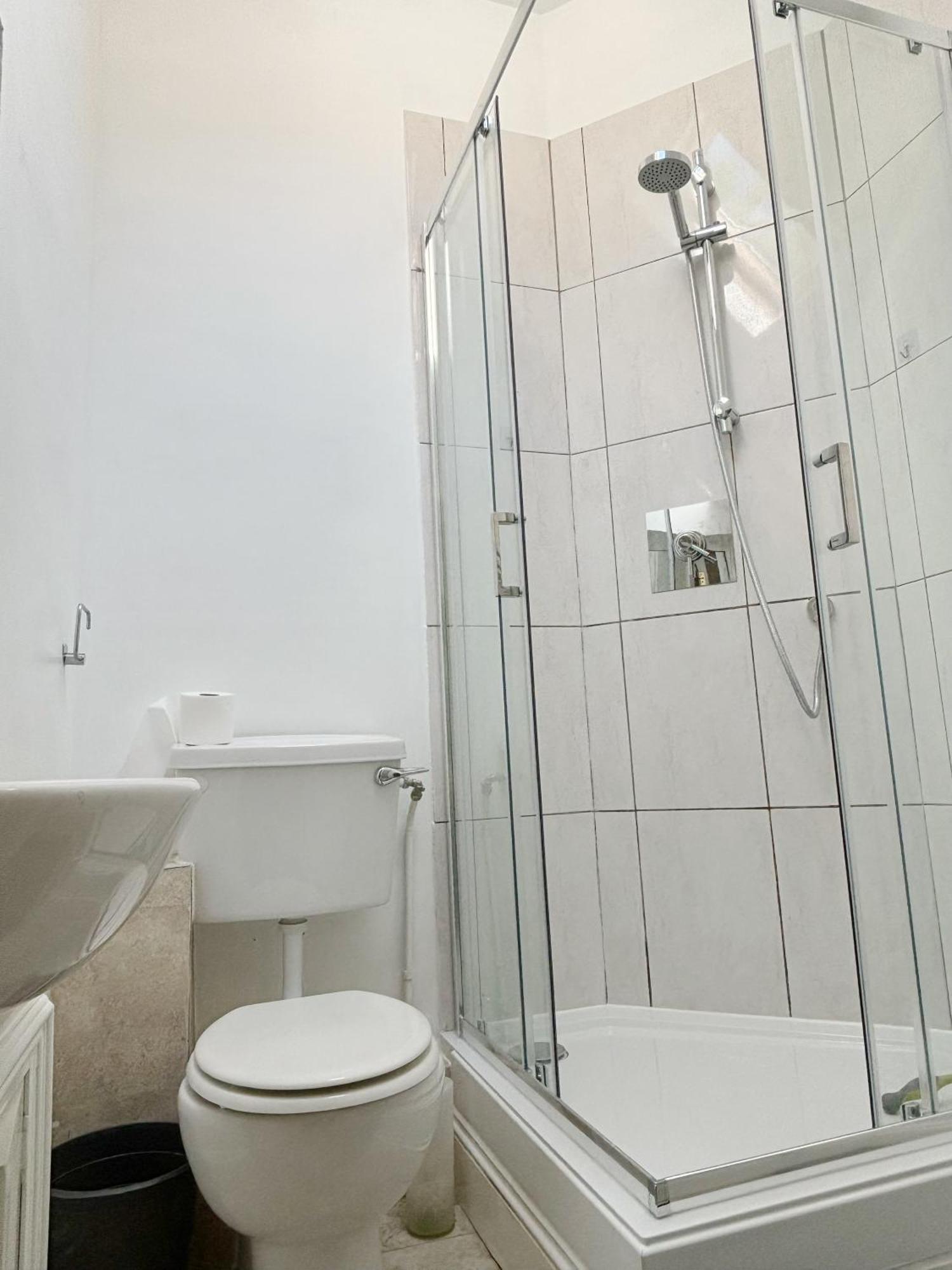 Spacious Town-Centre Apartment With Stunning Views グレート・マルバーン エクステリア 写真
