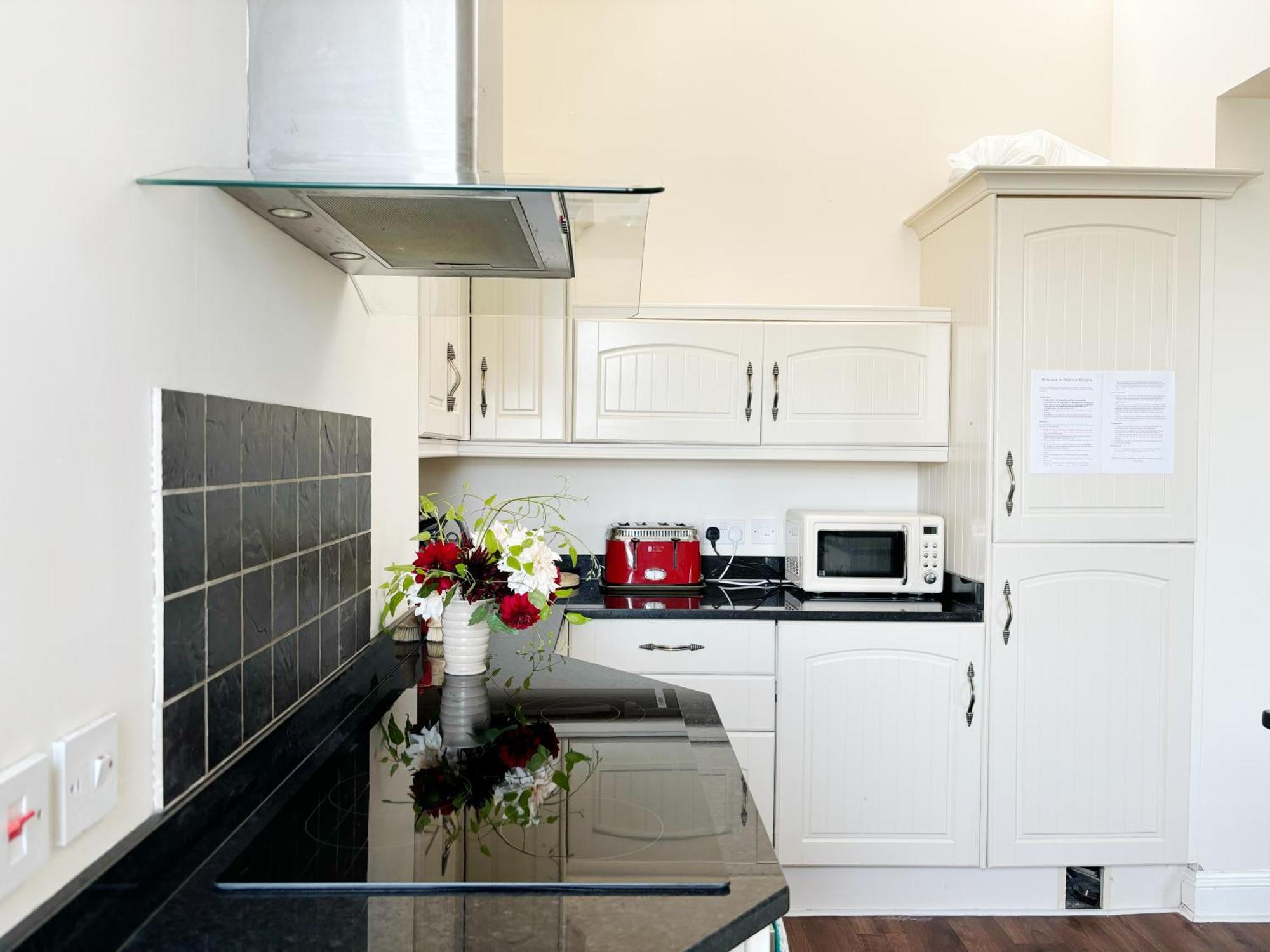 Spacious Town-Centre Apartment With Stunning Views グレート・マルバーン エクステリア 写真